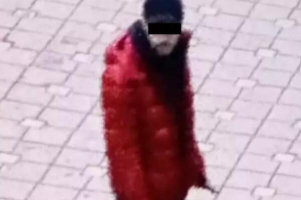 OVO JE MLADIĆ KOJI JE KRVNIČKI IZBO OCA POLICAJCA NOŽEM ISPRED ZGRADE! Majka vrištala od bola, komšije gledale užas