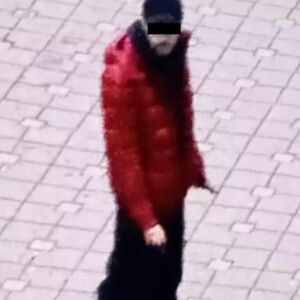 OVO JE MLADIĆ KOJI JE KRVNIČKI IZBO OCA POLICAJCA NOŽEM ISPRED ZGRADE! Majka vrištala od bola, komšije gledale užas