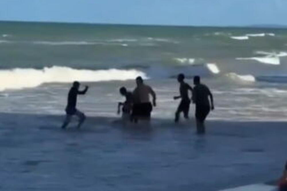 AJKULA ODGRIZLA DEVOJCI NOGU USRED PLIĆAKA, krici odjeknuli plažom! Samo dan ranije DEČAK OSTAO BEZ EKSTREMITETA!