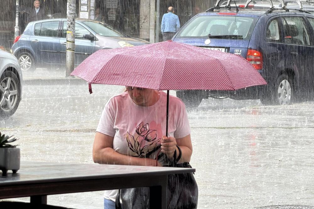 Krenulo je! Snažno nevreme pogodilo ovaj grad u Srbiji - odjednom se smrklo, ulice pod vodom (FOTO)