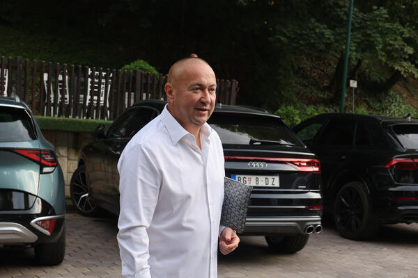 "SIN MI JE DEBIL" Pevač opasno potkačio naslednika, sve oči uprte u njih! ŠTA BI OVOM ČOVEKU?