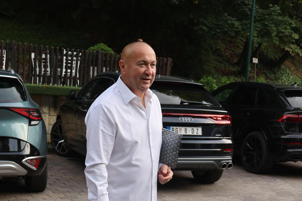 "SIN MI JE DEBIL" Pevač opasno potkačio naslednika, sve oči uprte u njih! ŠTA BI OVOM ČOVEKU?