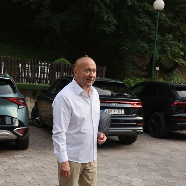 "SIN MI JE DEBIL" Pevač opasno potkačio naslednika, sve oči uprte u njih! ŠTA BI OVOM ČOVEKU?