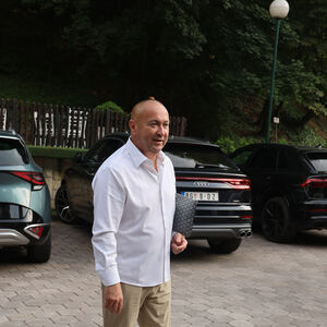 "SIN MI JE DEBIL" Pevač opasno potkačio naslednika, sve oči uprte u njih! ŠTA BI OVOM ČOVEKU?