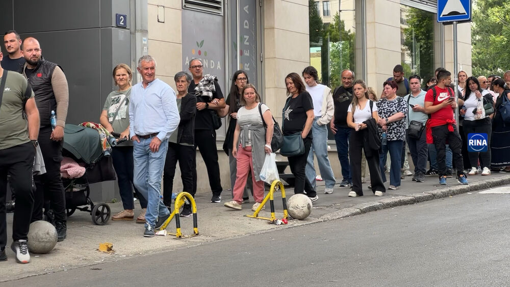 Ljudi kod Hrama Svetog Save