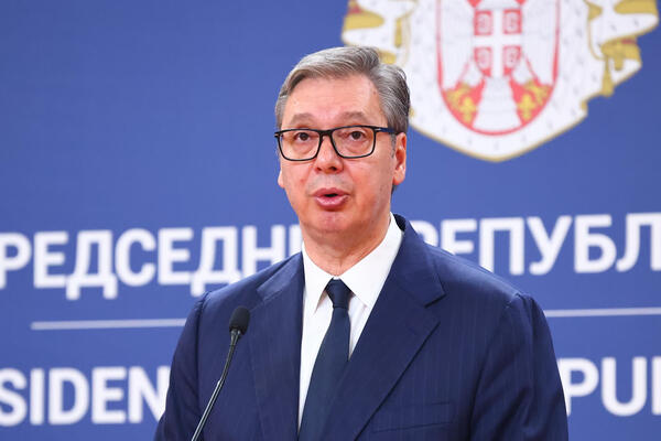 "UHAPSE LEVU PAPUČU I NARUKVICU ZVICEROVE ŽENE I KAO OBAVILI SU POSAO": Vučić ide u Tivat, "STRPITE SE DO VEČERAS"!