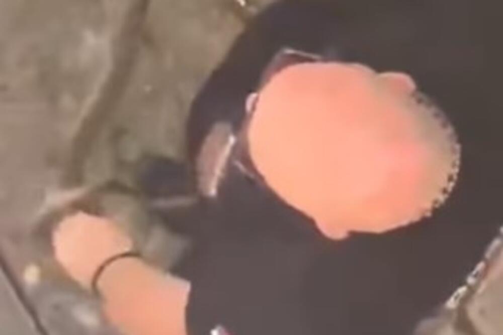 VLADICA DRŽI ZVER U RUKAMA MRTAV LADAN: Čučnuo, probirao po travi, a onda ga uhvatio, "VIDI GA LEPOTAN, LELE!"