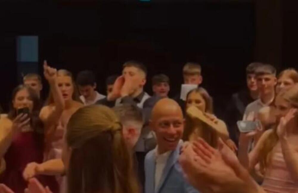 VIKTOR SE BORI SA RAKOM, A OVO ŠTO SU MU DRUGARI URADILI - PAMTIĆE ZAUVEK! Snimak koji tera SUZE NA OČI!