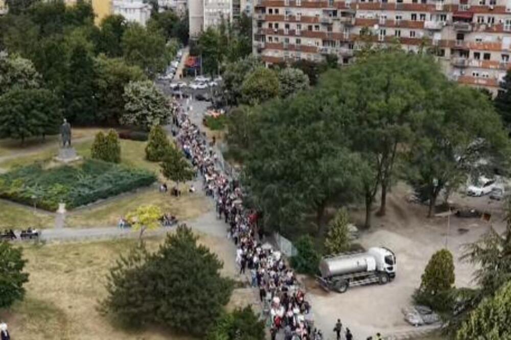 ISTORIJSKI PRIZORI ISPRED HRAMA SVETOG SAVE: Vernici u kilometarskom redu za poklonjenje pojasu Majke Božije