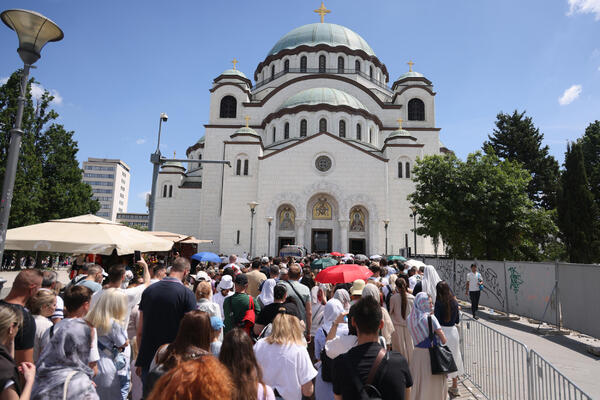 PUKLO STRPLJENJE ISPRED HRAMA SVETOG SAVE, GRAĐANI OGORČENI I LJUTI: "Situacija je skroz izmakla kontroli"!