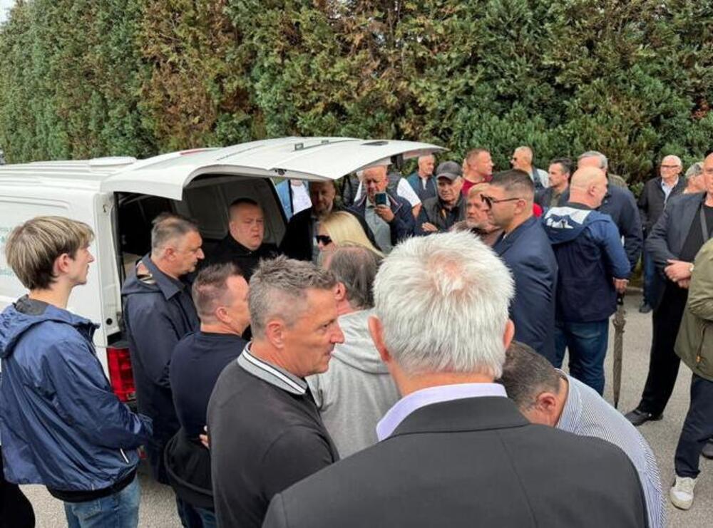 LJUDI NE MOGU DA UTEŠE SINA DINA! Sahranjuje se Sejda Bešlić, potresni prizori iz Sarajeva