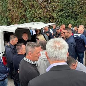 LJUDI NE MOGU DA UTEŠE SINA DINA! Sahranjuje se Sejda Bešlić, potresni prizori iz Sarajeva
