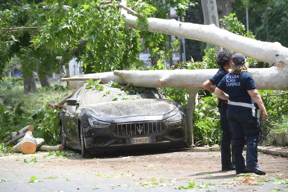 Tornado razorio prestonicu Italije! Nosio sve pred sobom, čupao drveće iz korena, rasturio delove grada! (VIDEO)