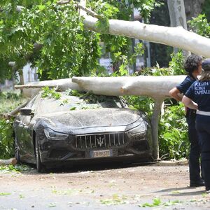 Tornado razorio prestonicu Italije! Nosio sve pred sobom, čupao drveće iz korena, rasturio delove grada! (VIDEO)