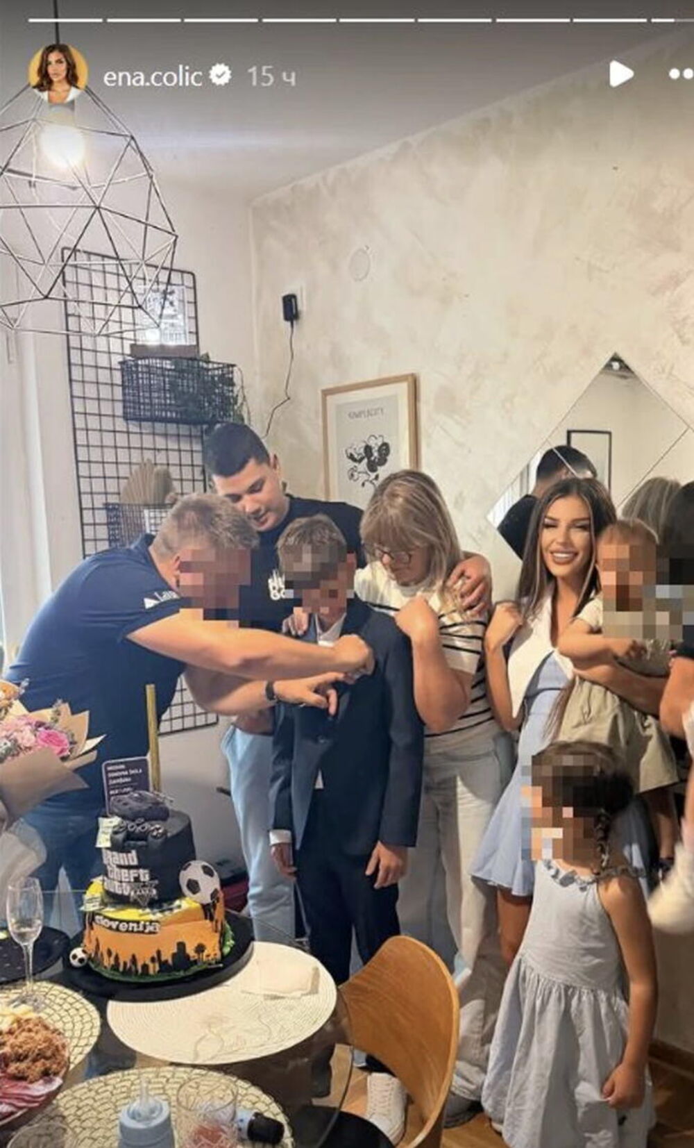ENA ČOLIĆ PUCA OD PONOSA KRAJ NASLEDNIKA: Peja se ne odvaja od njih, prava porodična idila