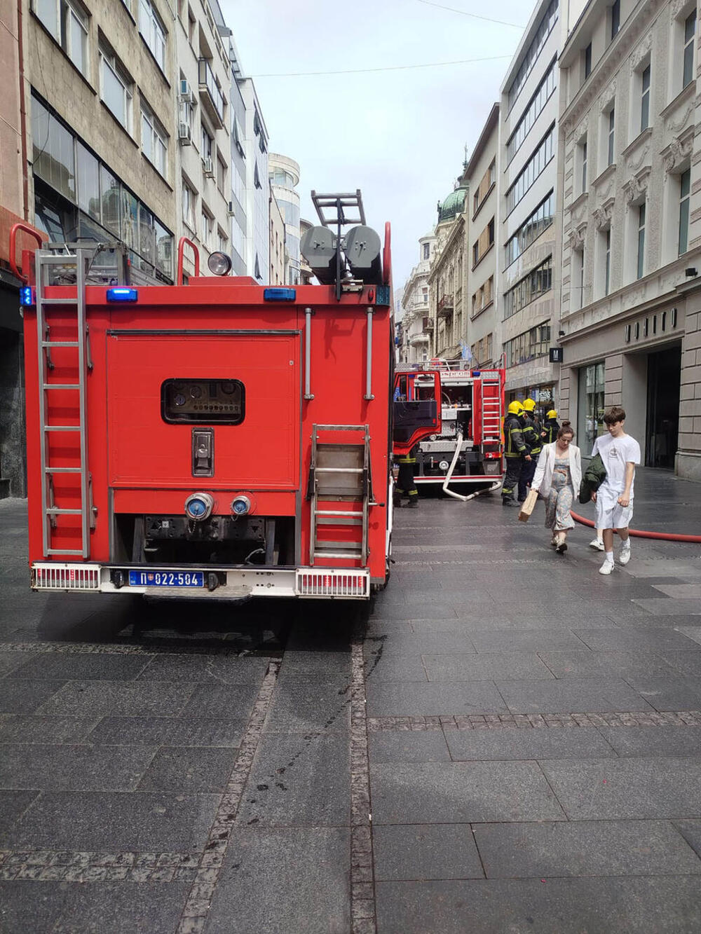 GORI HOTEL U KNEZ MIHAILOVOJ: Ljudi istrčali na ulicu, GUŠE SE OD DIMA