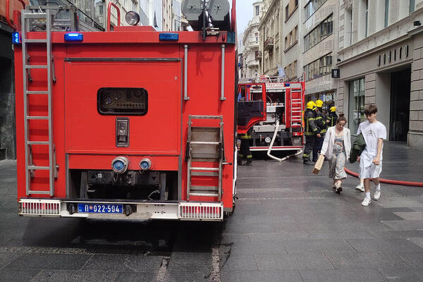 GORI HOTEL U KNEZ MIHAILOVOJ: Ljudi istrčali na ulicu, GUŠE SE OD DIMA