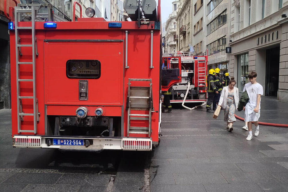 GORI HOTEL U KNEZ MIHAILOVOJ: Ljudi istrčali na ulicu, GUŠE SE OD DIMA