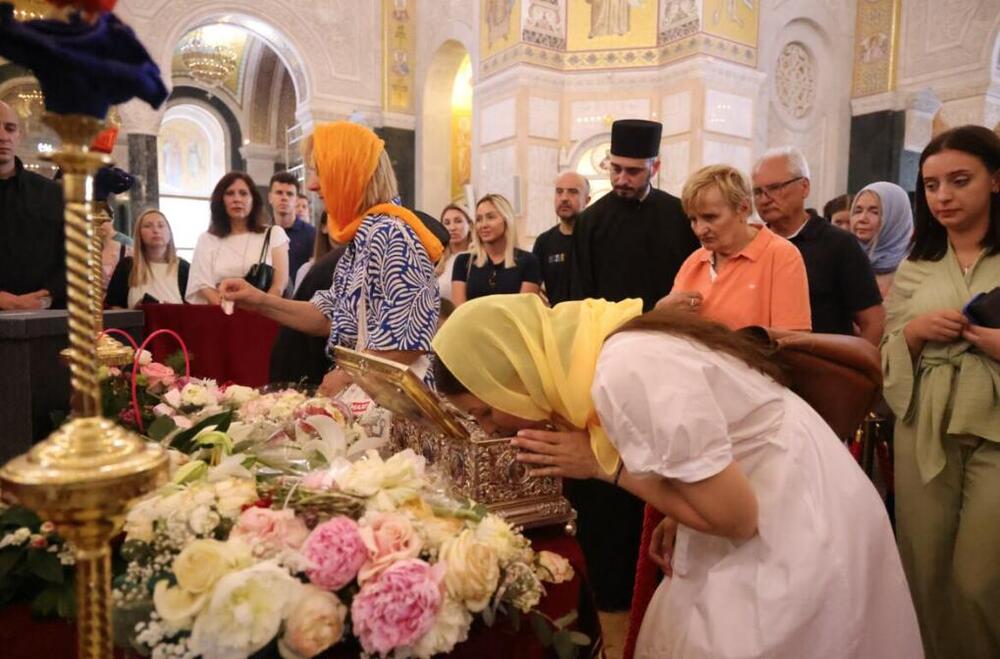 Pogledajte kako izgleda trenutak pred samo celivanje Pojasa Presvete Bogorodice: Čekaju satima, a onda SUZE!