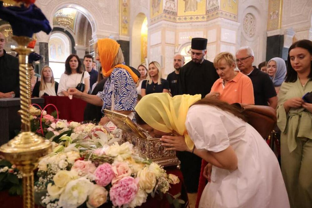 Pogledajte kako izgleda trenutak pred samo celivanje Pojasa Presvete Bogorodice: Čekaju satima, a onda SUZE!