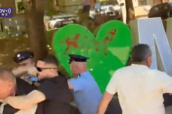 UHAPŠENI SRPSKI ČELNICI! HAOS U SEVERNOJ MITROVICI: Policija odgurala i privela gradonačelnika