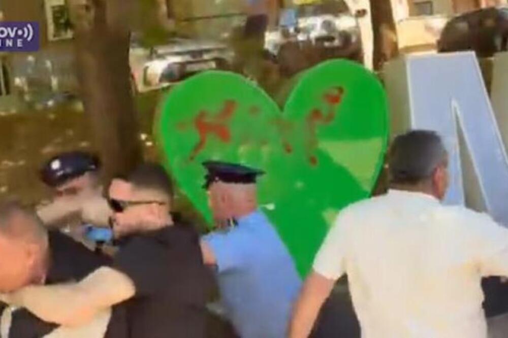 UHAPŠENI SRPSKI ČELNICI! HAOS U SEVERNOJ MITROVICI: Policija odgurala i privela gradonačelnika