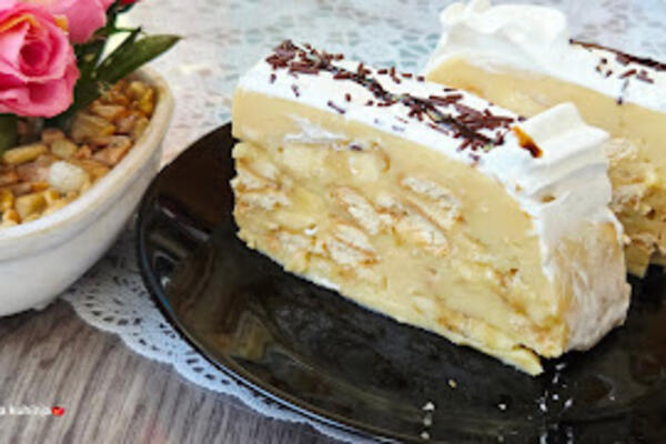 Brza karamel torta sa bananama i keksom koja se ne peče: Slatka čarolija spremna za 10 minuta