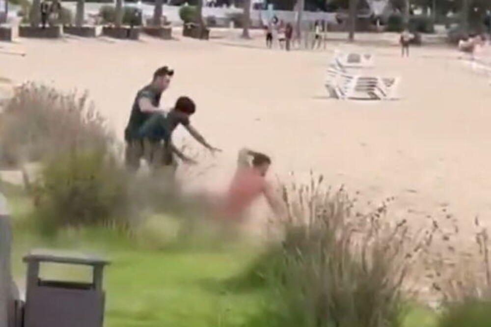 USRED PLAŽE SE SKINUO GO, PA PRESTRAVIO TURISTE! Snimak šokira, haos nastao kad je stigla policija