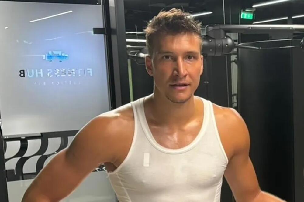 SKINUO SE BOGDAN BOGDANOVIĆ! Uživa na plaži bez majice, nalazi se u OPASNOJ FORMI, isklesan kao APOLON! (FOTO)