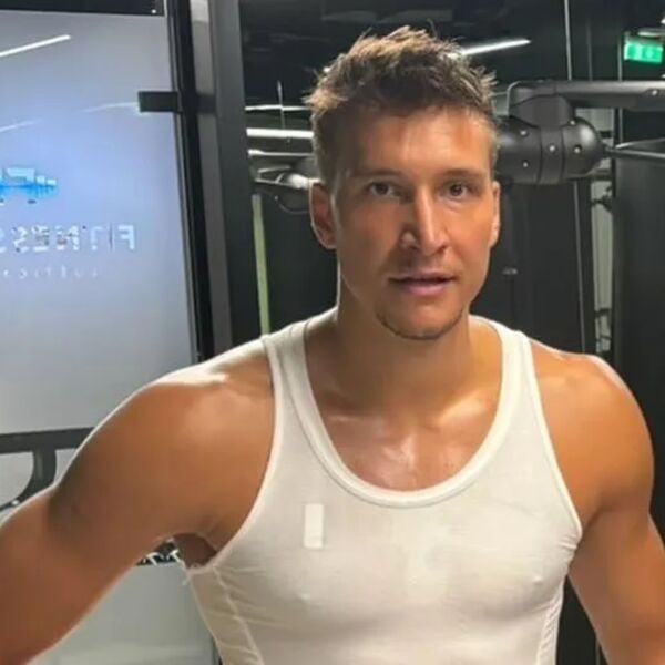 SKINUO SE BOGDAN BOGDANOVIĆ! Uživa na plaži bez majice, nalazi se u OPASNOJ FORMI, isklesan kao APOLON! (FOTO)