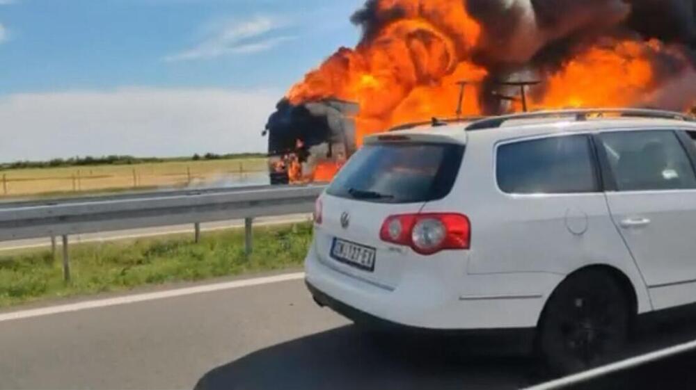 Vozila voze kontrasmerom nakon sudara i buktinje! Užas na au