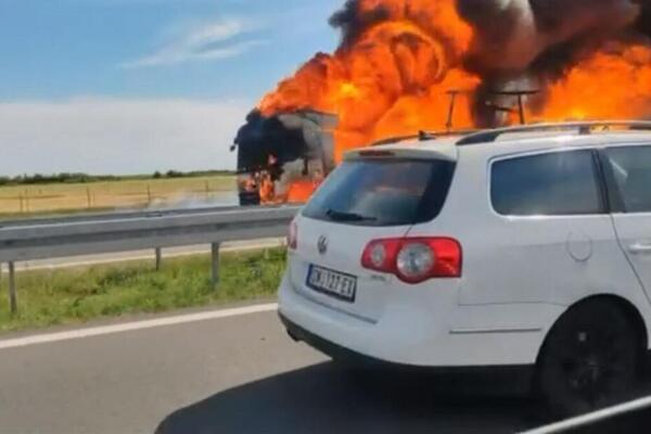 Vozila voze kontrasmerom nakon sudara i buktinje! Užas na auto-putu, kamion u potpunosti izgoreo (VIDEO)