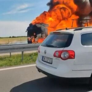 Vozila voze kontrasmerom nakon sudara i buktinje! Užas na auto-putu, kamion u potpunosti izgoreo (VIDEO)