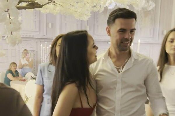 DEČKO ŽENE OD SULTANA PRED NJENIM OČIMA ČASTIO BRINETU! Pogledajte kako je ona reagovala!