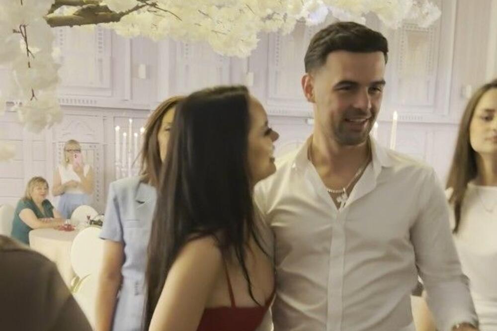 DEČKO ŽENE OD SULTANA PRED NJENIM OČIMA ČASTIO BRINETU! Pogledajte kako je ona reagovala!
