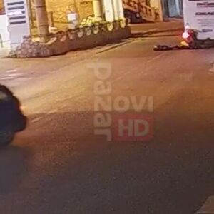 MALOLETNICI SE MOTOCIKLOM ZAKUCALI U AUTOBUS! Uznemirujući snimak nesreće kod Novog Pazara, JEZIVO JE! (VIDEO)