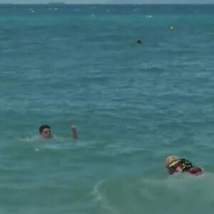 SEKUNDE SU ODLUČIVALE, A ONDA JE SKOČILA U TALASE: Pogledajte ŠOK snimak sa plaže u Grčkoj koji je zapalio internet