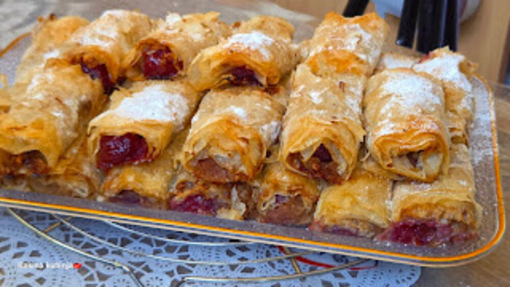 Šuskava voćna pita sa jabukama i trešnjama: Toliko je sočna 