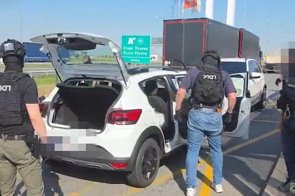 UHAPŠEN NARKO DILER NA PUTU KOD SREMSKE MITROVICE: Policija ga izvukla iz vozila i bacila na pod (VIDEO)