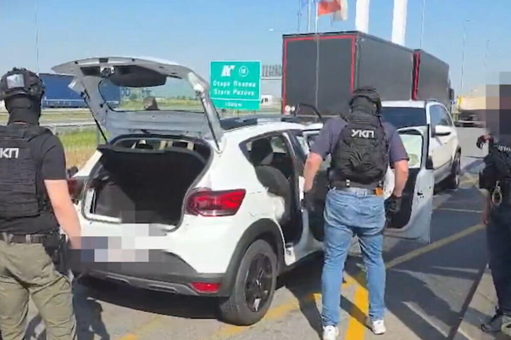 UHAPŠEN NARKO DILER NA PUTU KOD SREMSKE MITROVICE: Policija ga izvukla iz vozila i bacila na pod (VIDEO)