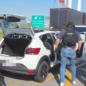 UHAPŠEN NARKO DILER NA PUTU KOD SREMSKE MITROVICE: Policija ga izvukla iz vozila i bacila na pod (VIDEO)