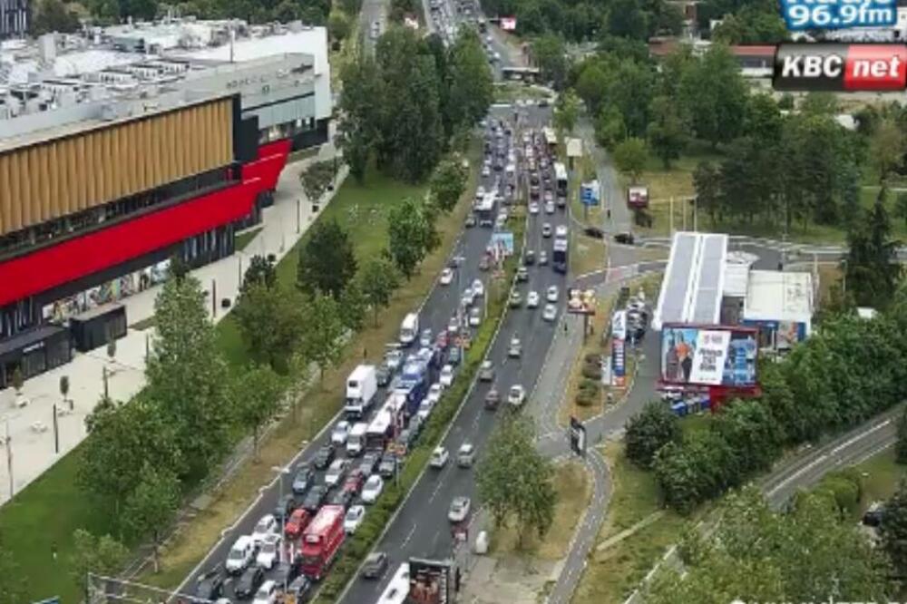 JUTARNJI ŠPIC PARALISAO OVAJ DEO BEOGRADA: Totalni zastoj, nema ni napred ni nazad - opšti krkljanac (FOTO)
