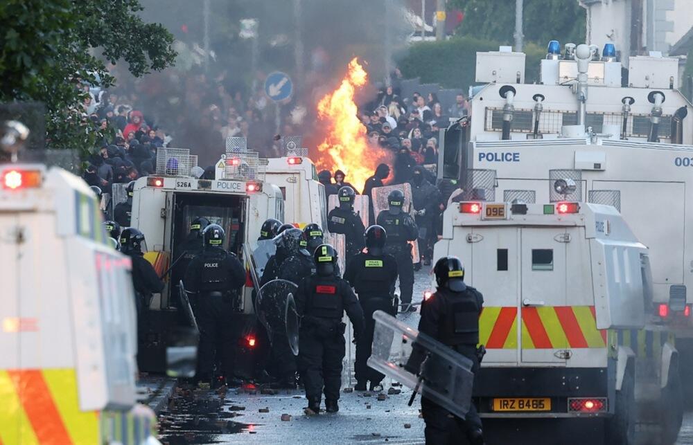 OD NAPADA NOŽEM I POKUŠAJA ODSECANJA GLAVE DO ULIČNOG RATA! Ovo je izazvalo nasilje koje razara Belfast?! (VIDEO)
