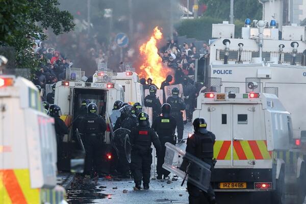 OD NAPADA NOŽEM I POKUŠAJA ODSECANJA GLAVE DO ULIČNOG RATA! Ovo je izazvalo nasilje koje razara Belfast?! (VIDEO)