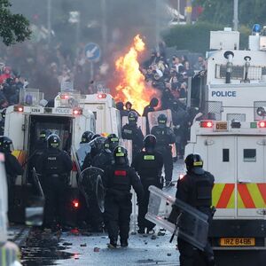 OD NAPADA NOŽEM I POKUŠAJA ODSECANJA GLAVE DO ULIČNOG RATA! Ovo je izazvalo nasilje koje razara Belfast?! (VIDEO)