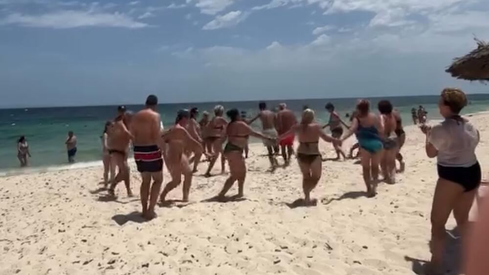 Srbi zaigrali "moravac" na jednoj od najlepših plaža na svetu: Ne zovu nas džabe nebeskim narodom