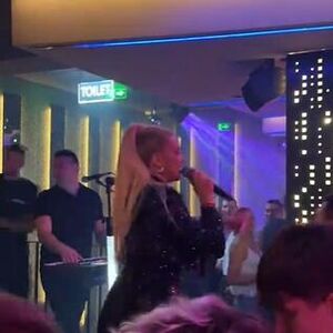 "ŠTO SI DOŠAO, JEL?": Izrevoltirana Milica Todorović hitno PREKINULA svirku! Opet napravila SKANDAL, nastao MUK