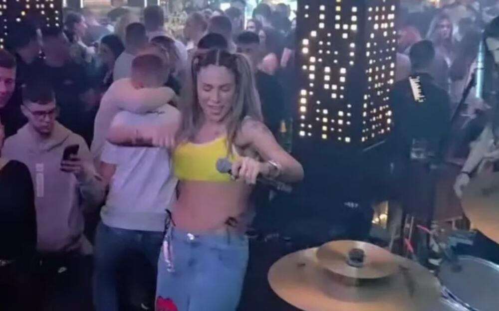 "JA DONJI VEŠ NE NOSIM, MRZIM I BRUSHALTERE" Naša PEVAČICA ŠOKIRALA - "Bolje piletina nego..." otkrila CELU INTIMU