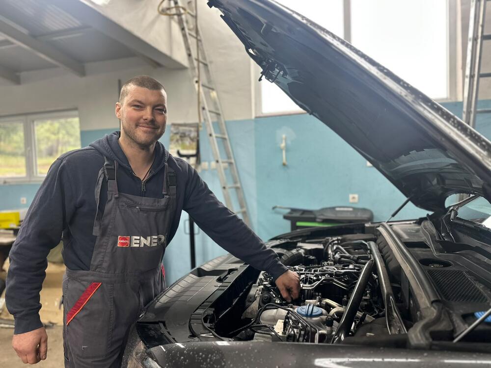 Automehaničar Željko pred sezonu godišnjih odmora ima pune ruke posla: Otkrio je šta sve vozači proveravaju