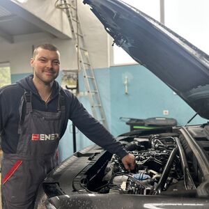 Automehaničar Željko pred sezonu godišnjih odmora ima pune ruke posla: Otkrio je šta sve vozači proveravaju